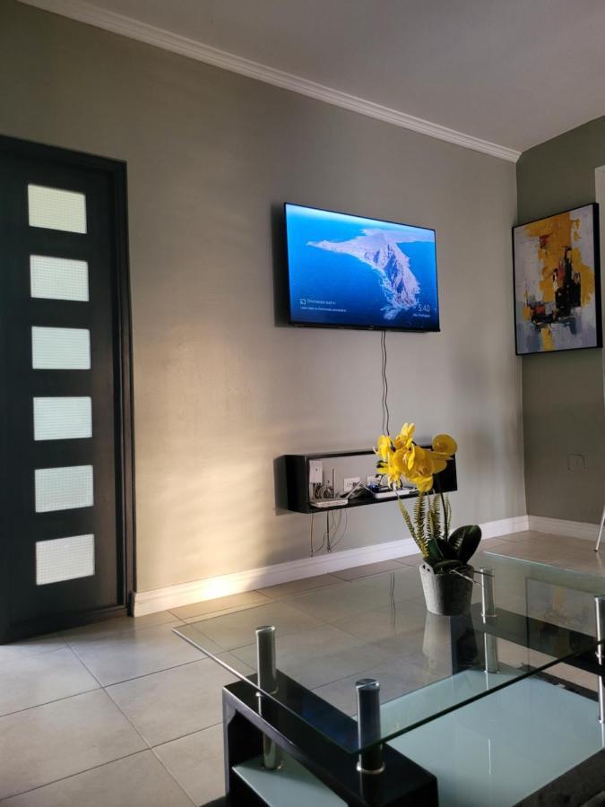 Odyssey On The 5Th - Exquisite Luxury Apt Kingston Buitenkant foto